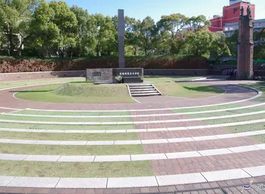 Una estela funeraria en el parque de la paz en Nagazaki.