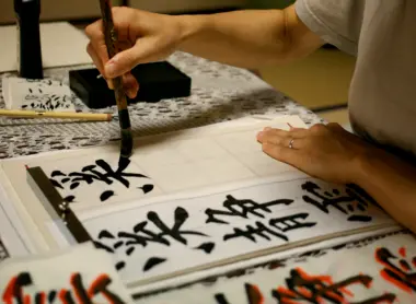 Une personne s'adonnant à la calligraphie