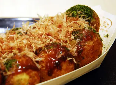  A tray of takoyaki.