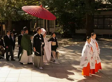 La procession d'un mariage traditionnel au Japon.