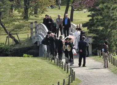 Une séance photo dans un jardin japonais.