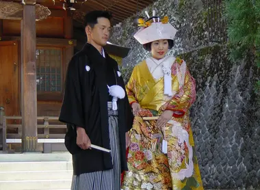Le sur-kimono de mariage peut être très coloré même s'il est traditionnellement blanc.