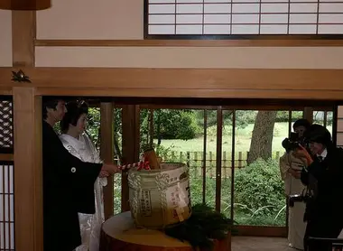 Traditionnellement, les mariés ouvrent un tonneau de saké lors du mariage.