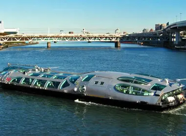 Le bateau-bus de Tokyo qui part d'Asakusa sur la rivière Sumida jusqu’à Odaiba
