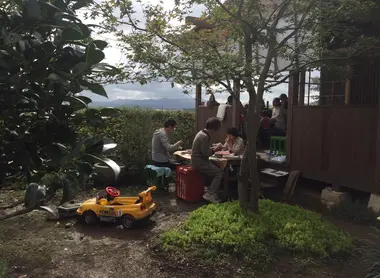 Les tables à l'extérieur à la ferme auberge Naa.