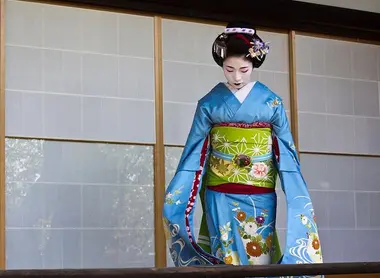 eisha-Schülerin (Maiko) im blauen Kimono