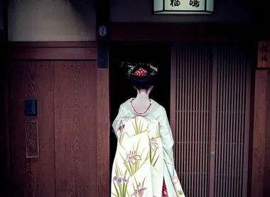 Geisha am Eingang eines Teehauses im Stadtviertel Gion