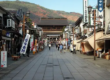 Le temple Zenko-ji de Nagano et la rue Nakamise.