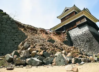 Le château de Kumamoto en ruine suite au séisme de 2016