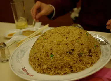 Le plat de riz sauté géant de Kagurazaka Hanten