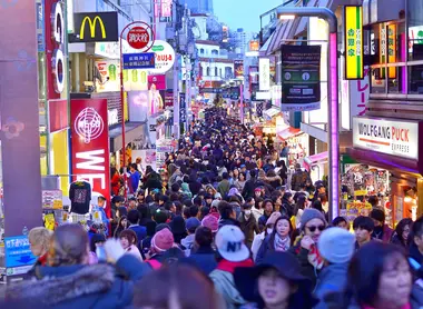 La ruelle piétonne Takeshita-dori dans le quartier de Harajuku