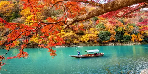 Fiume ad Arashiyama in autunno: famoso sito turistico da visitare a Kyoto