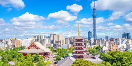 Senso-ji temple in Asakusa with Tokyo Sky Tree behind, a must-see on your first days to visit Tokyo