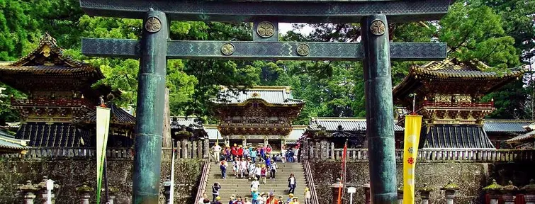 Le grand torii de pierre menant au mausolée d'Ieyasu Tokugawa, à Nikko.